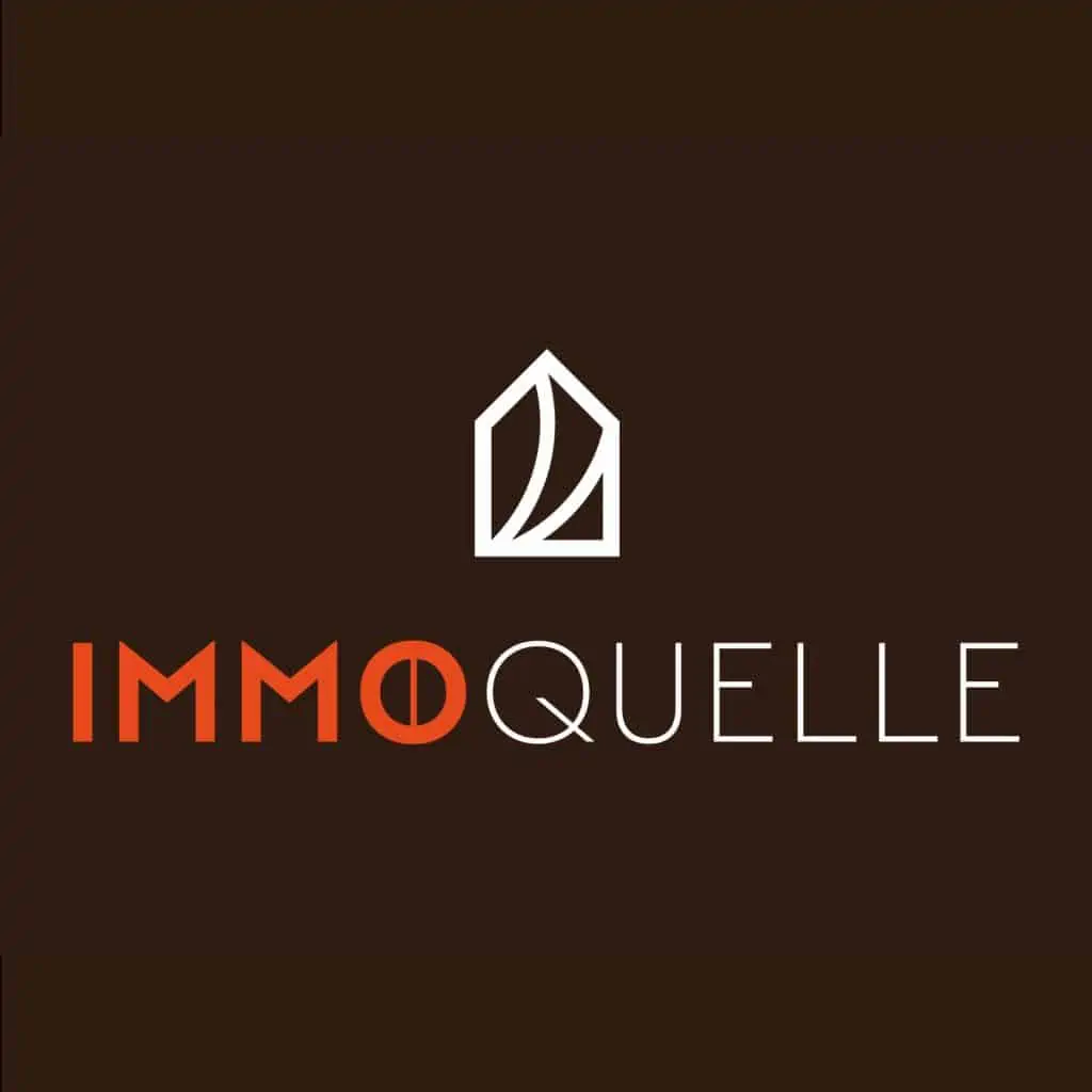 Das IMMOQUELLE Logo mit braunem Hintergrund